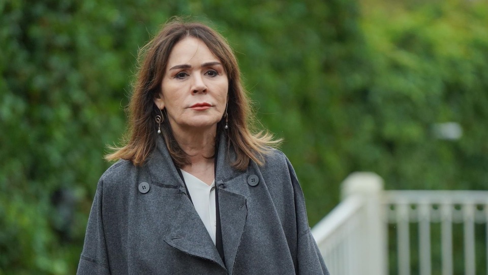 Hülya güç seven bir kadın