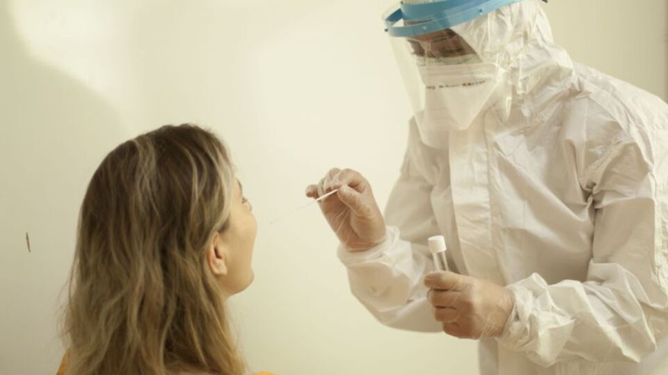 İngiltere'de gönüllülere bilinçli olarak Covid-19 bulaştırılacak