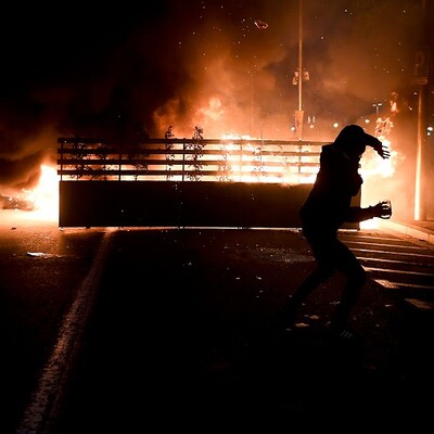 İspanya'da binlerce kişi tutuklanan rapçi Pablo Hasel için sokağa indi!