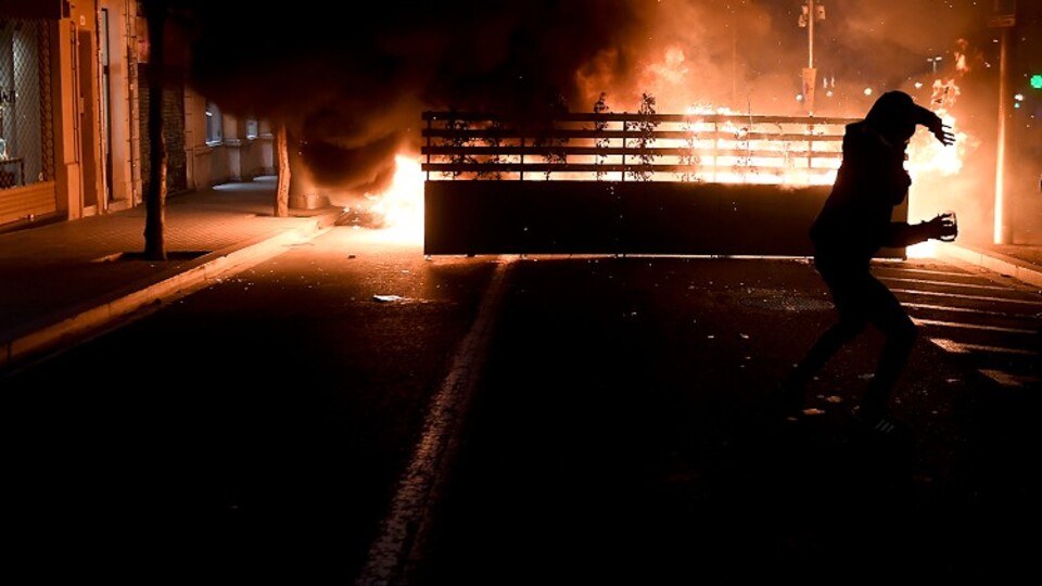 İspanya'da binlerce kişi tutuklanan rapçi Pablo Hasel için sokağa indi!