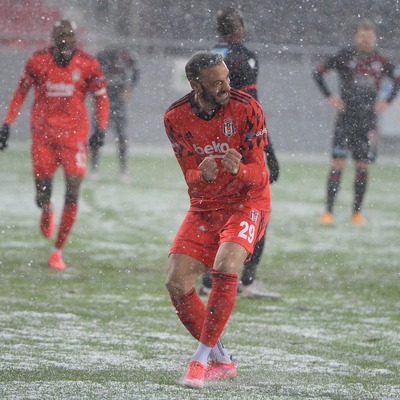 Kendine aşık ediyor!