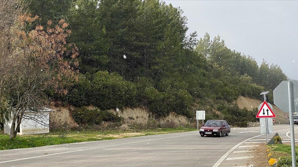 Antalya'ya kar yağdı