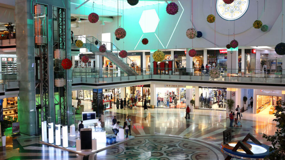 Mesai arkadaşını öptü işinden oldu!