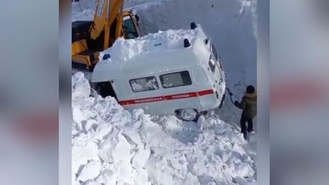 Rusya'da çığ felaketi: Ambulans kar altında kaldı!