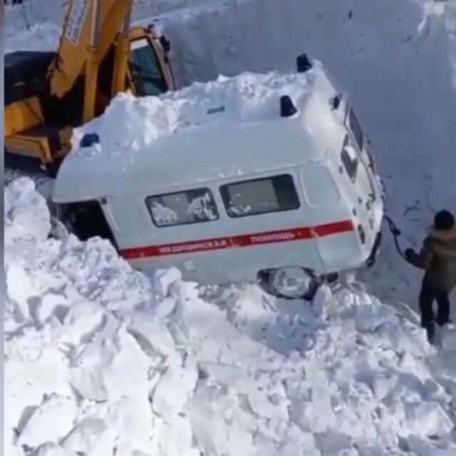 Rusya'da çığ felaketi: Ambulans kar altında kaldı!