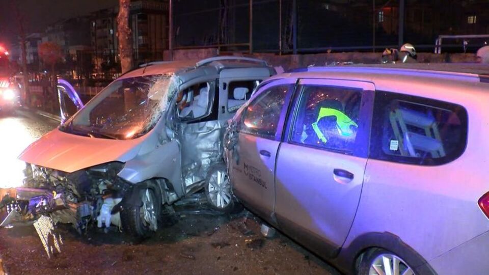 Güngören'de iki araç çarpıştı: 1'i ağır, 5 yaralı