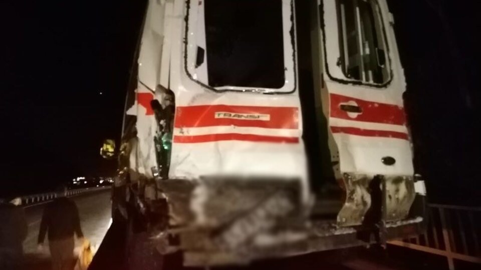 Kazaya müdahaleye giden ambulans TIR'a çarptı