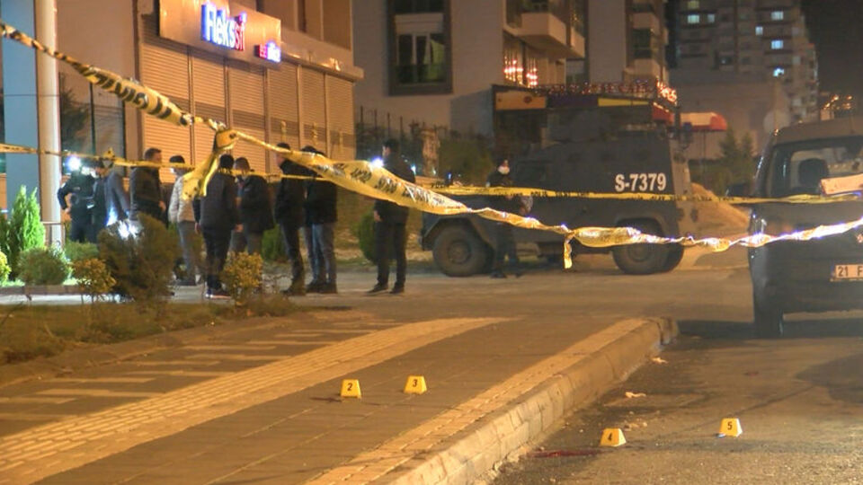 Husumetlisini tabancayla başından vurdu