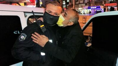 Çıplak vatandaştan polise teşekkür öpücüğü!