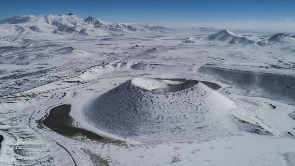 'Dünyanın nazar boncuğu' beyaza büründü