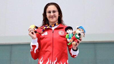 Beril Böcekler, A barajını geçti