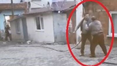 Canını hiçe sayıp tekme attı!