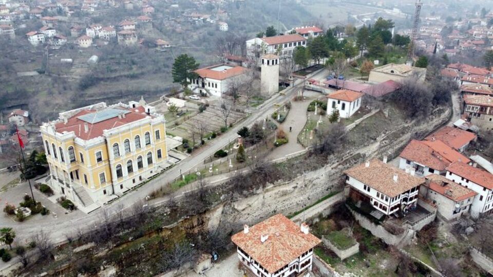 Osmanlı'nın minyatür saat kuleleri zamana tanıklık ediyor