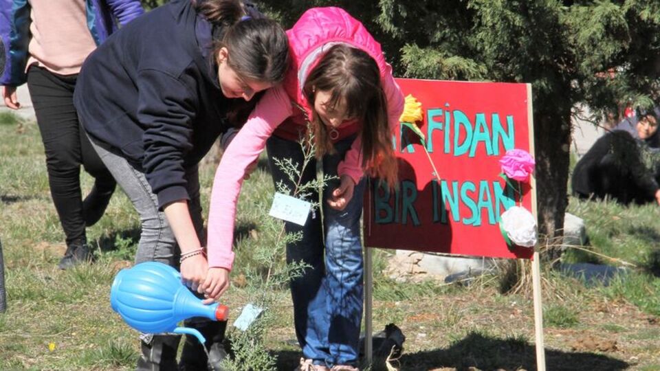 Çocuklar, 31 bin fidanı toprakla buluşturdu