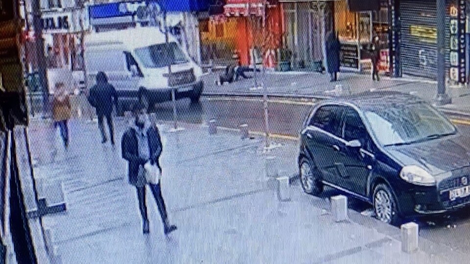 Kaldırımda yürürken başına adam düştü!