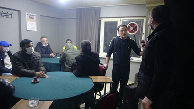 Berberden girilen kahvehaneye polis baskını!