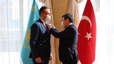 Habertürk yazarı Zorlu'ya Türk Akademisi'nden madalya