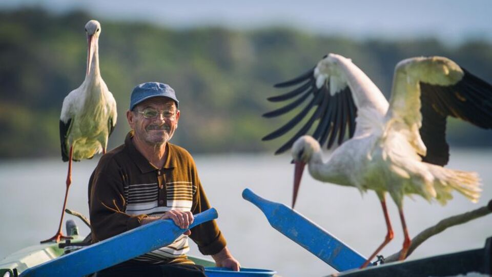 Adem amca, dostu Yaren leyleği bekliyor