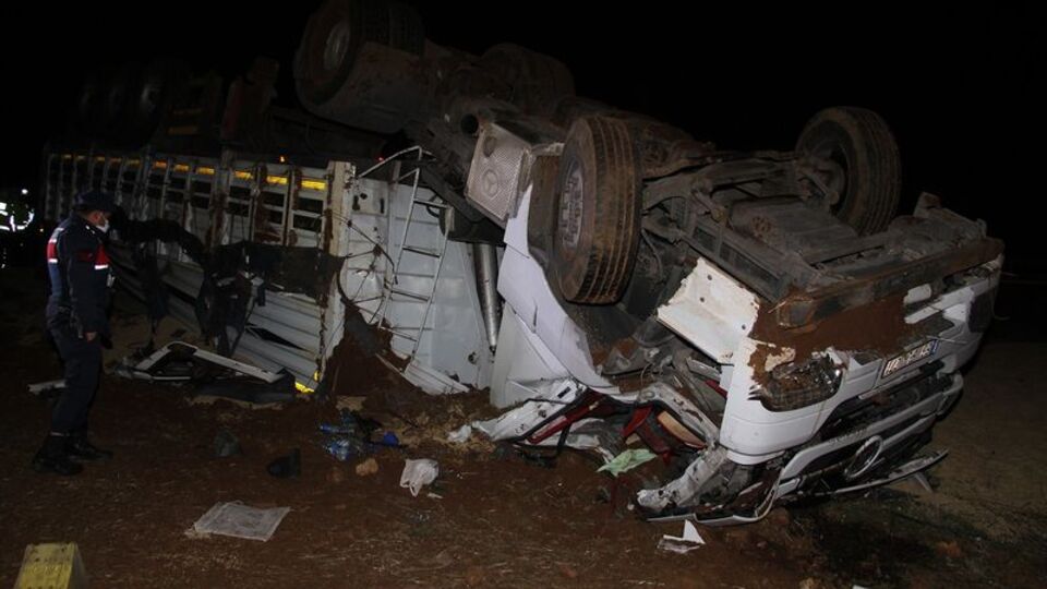 Arpa yüklü TIR takla attı: 2 ağır yaralı