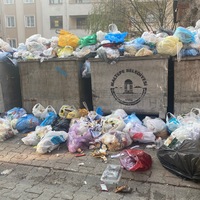 Maltepe'de grev nedeniyle çöp yığınları birikti