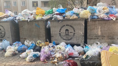 Maltepe'de grev nedeniyle çöp yığınları birikti