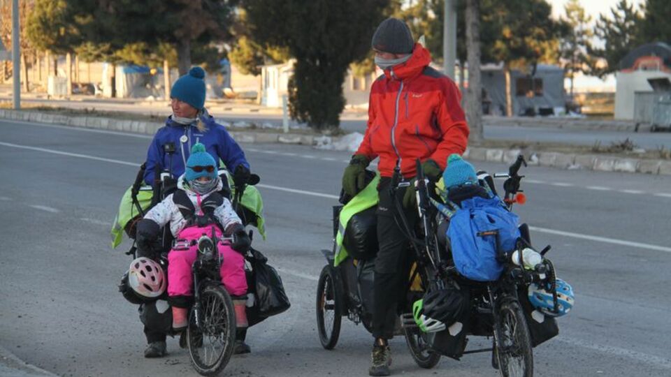 Bisikletleriyle yola çıkıp Beyşehir'de mola verdiler