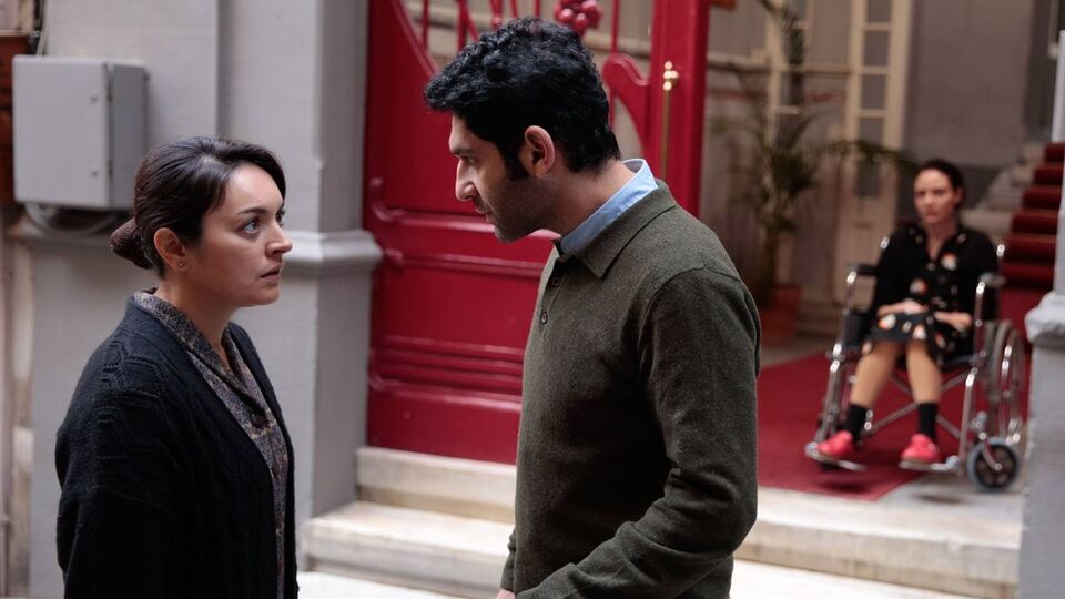 Hayatım Yıkılmış Sarayım sözleri