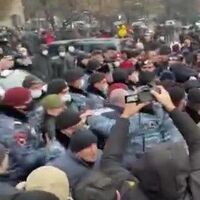 Yüzlerce Paşinyan destekçisi meydanlarda!