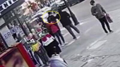 13 yaşındaki kıza durup dururken yumruk attı