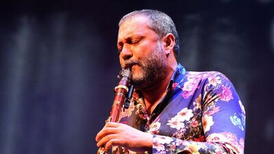 Hüsnü Şenlendirici kimdir?