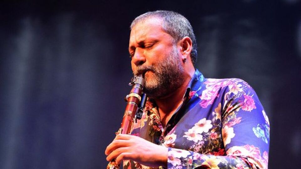 Hüsnü Şenlendirici kimdir?