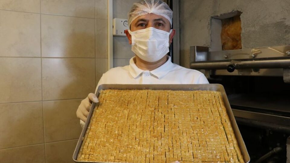 Bir tepsiye bin 386 adet sığdırdı! Rekor kırmak istiyor...