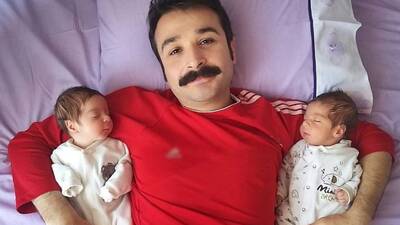 İkiz çocuklarının yüzünü ilk kez gösterdi