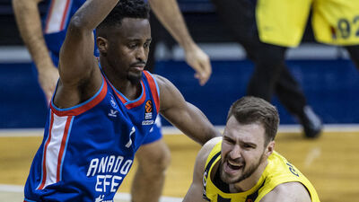 Anadolu Efes, Fenerbahçe Beko'ya fark attı