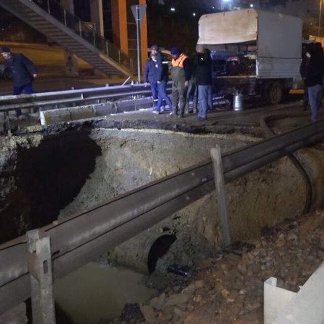Kilit kavşakta su borusu patladı: Yol trafiğe kapatıldı