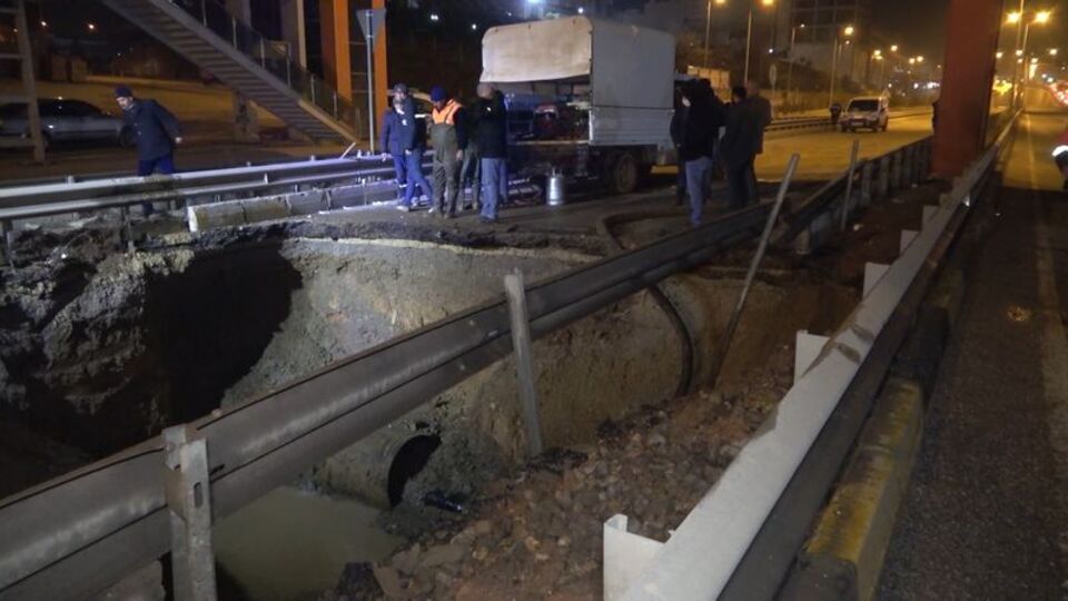 Kilit kavşakta su borusu patladı: Yol trafiğe kapatıldı