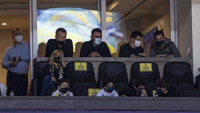 Tribünde dikkat çeken isimler!