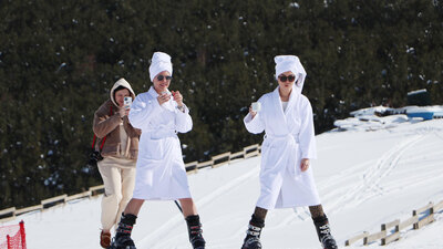 Bornozla kayıp, bikiniyle poz verdi