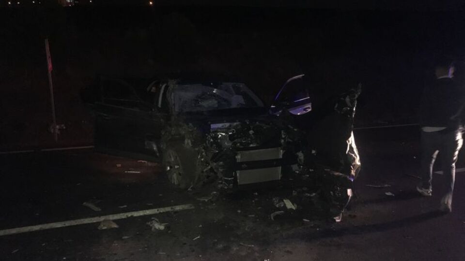 Ters yöne giren otomobil midibüsle çarpıştı: 4 yaralı