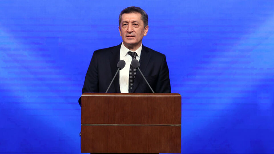 Bakan Selçuk'tan 1 günlük erteleme özürü