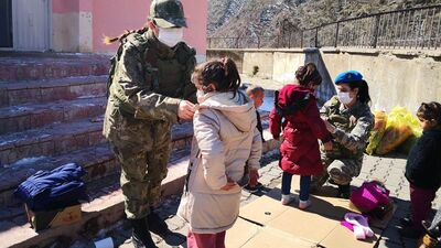 TSK'dan Şemdinli'deki çocuklara destek