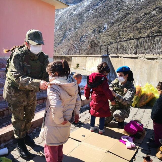 TSK'dan Şemdinli'deki çocuklara destek