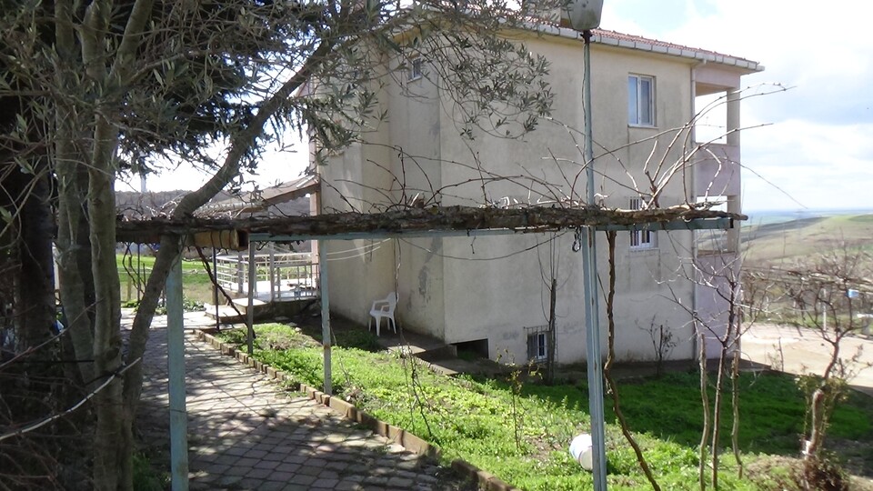 Vahşet! Öz ve üvey annesini öldürdü