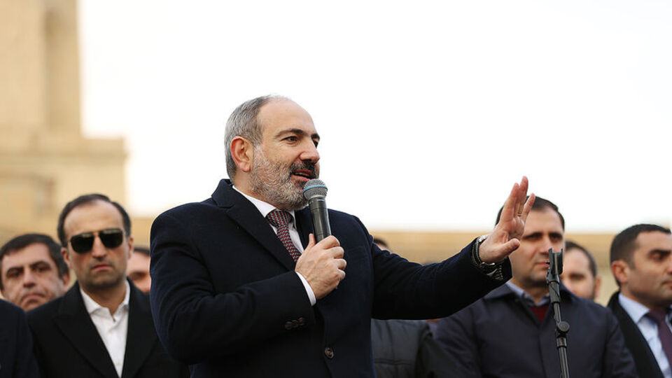 Paşinyan'dan destekçilerine toplanma çağrısı!