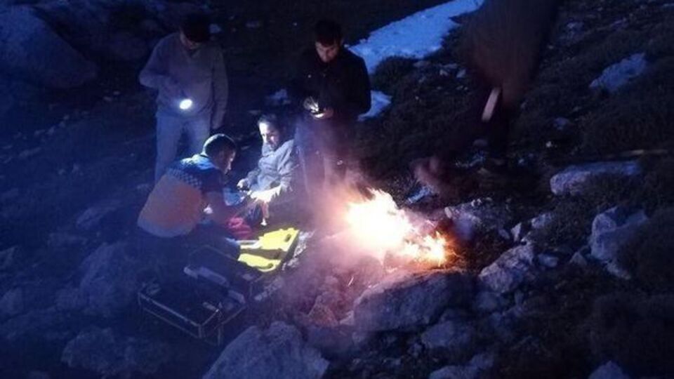 Kayalıklarda yaralanan çobanlar helikopterle kurtarıldı