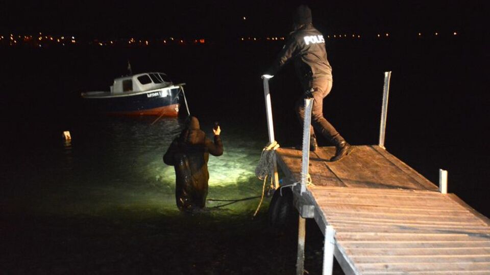 Ayvalık'ta denize atlayan alkollü kadın kurtarıldı
