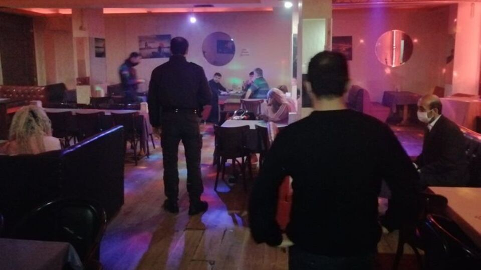 Kısıtlamada müzikholde eğlenceye baskın