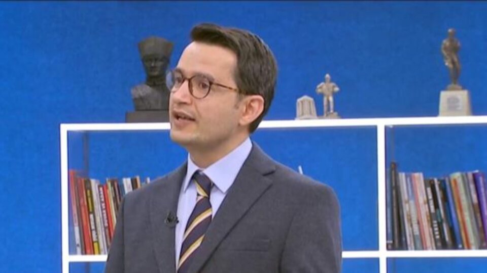 Dr. Mutlay Sayan kimdir?