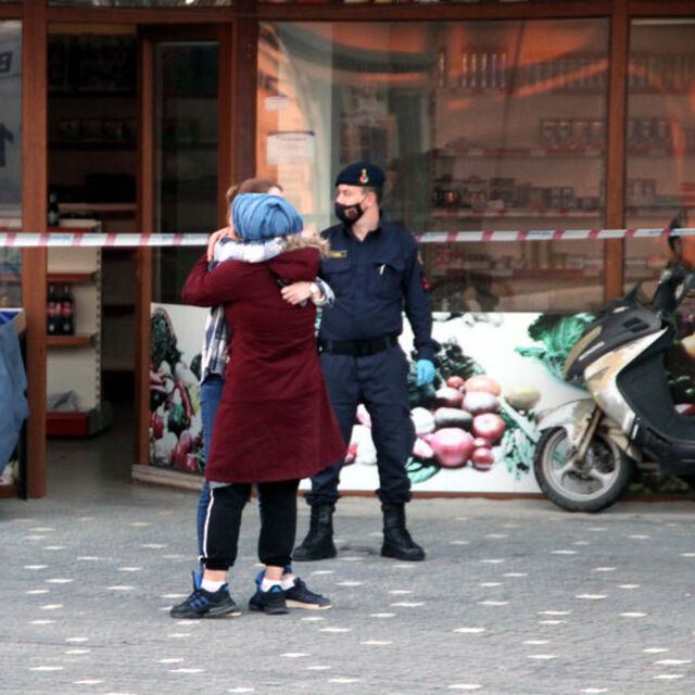 Dehşet! Annesini boğazını keserek öldürdü