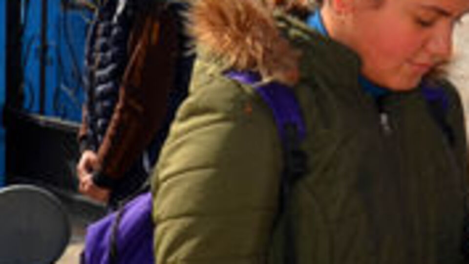 Köy okulunda öğrenciler müzikle karşılanıyor